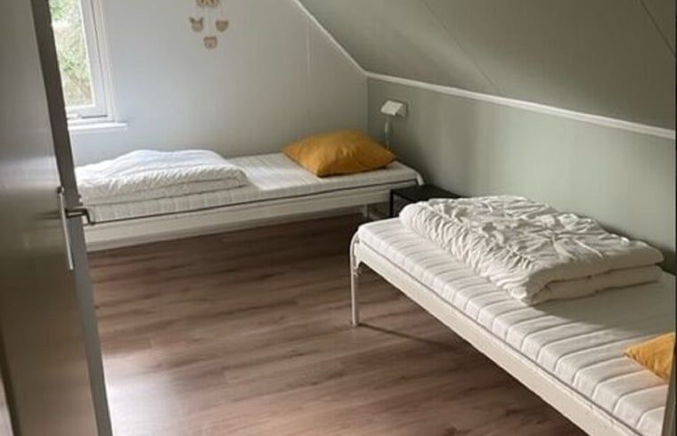 Slaapkamer met twee eenpersoonsbedden in vakantiehuis Huisje in Lemele, Vechtstreek, Overijssel.