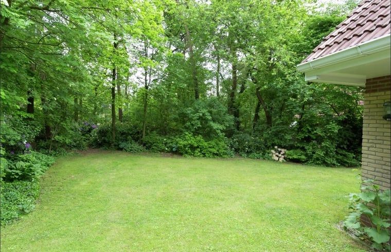 Vooraanzicht van Huisje in Lemele, Overijssel met ruime oprit en groene omgeving.