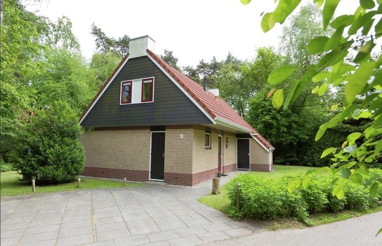 Toegangsweg naar Huisje in Lemele, Vechtstreek, Overijssel omgeven door bomen en natuur.