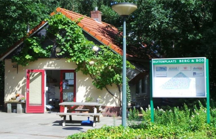 Speeltuin bij Huisje in Lemele, Vechtstreek, Overijssel met schommels en glijbaan voor kinderen.