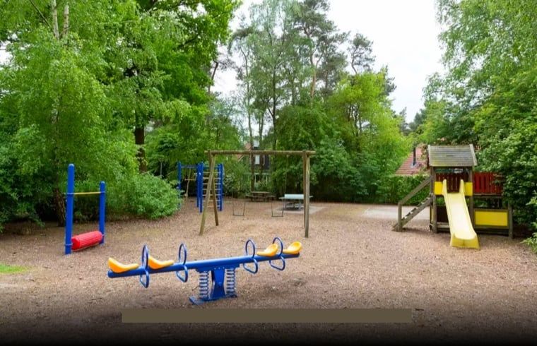 Gezellige familiebijeenkomst in de tuin van Huisje in Lemele, Overijssel voor een ontspannen vakantie.