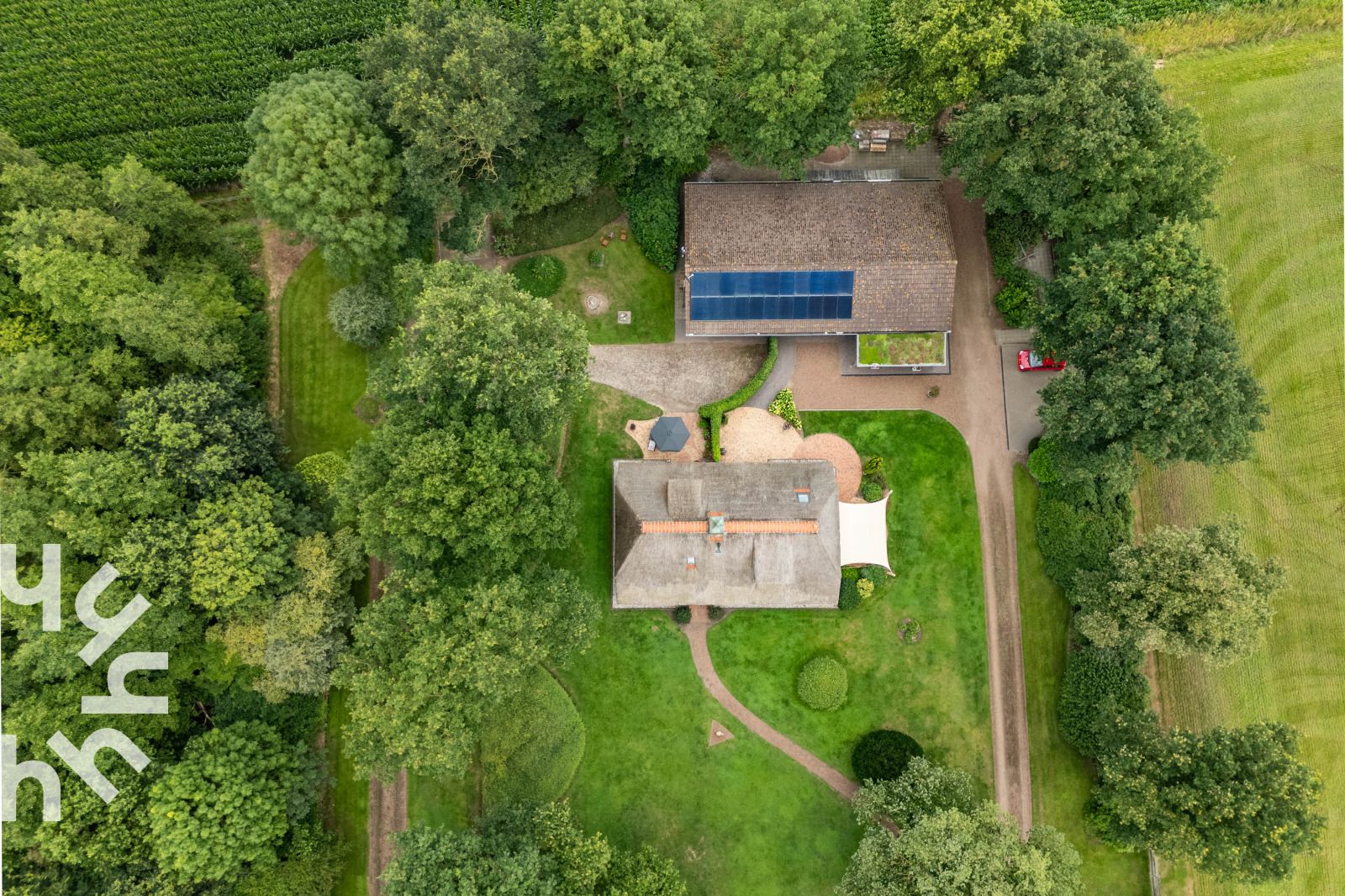 Luftaufnahme des Ferienhauses OV689 in Lemele, Overijssel, umgeben von gruener Natur und Feldern.