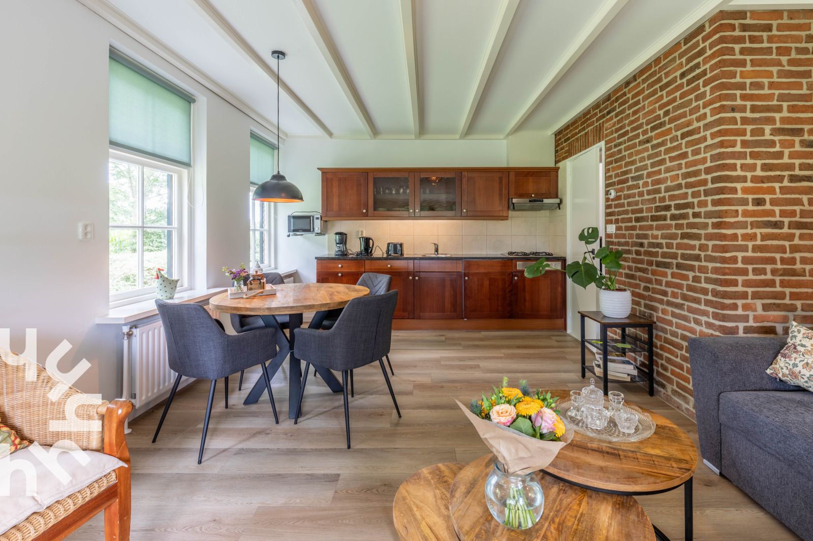 Gemuetliche Ess- und Sitzecke im Ferienhaus OV689 in Lemele, Vechtstreek, mit Blick auf den Garten.