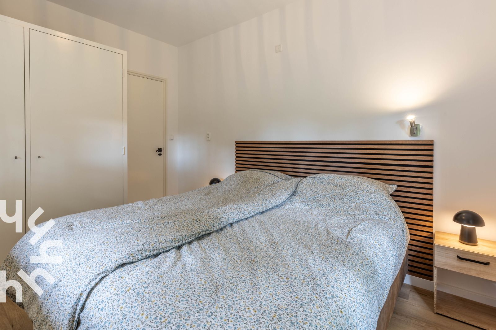 Gemuetliches Schlafzimmer im Ferienhaus OV689 in Lemele, Vechtstreek, mit modernem Bett und sanfter Beleuchtung.