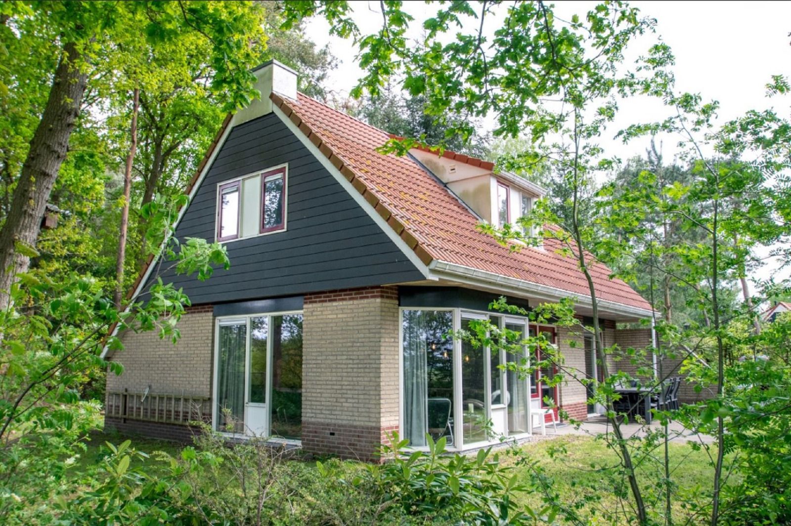 OV675 vacation home in Lemele, Vecht region, Overijssel surrounded by green nature.