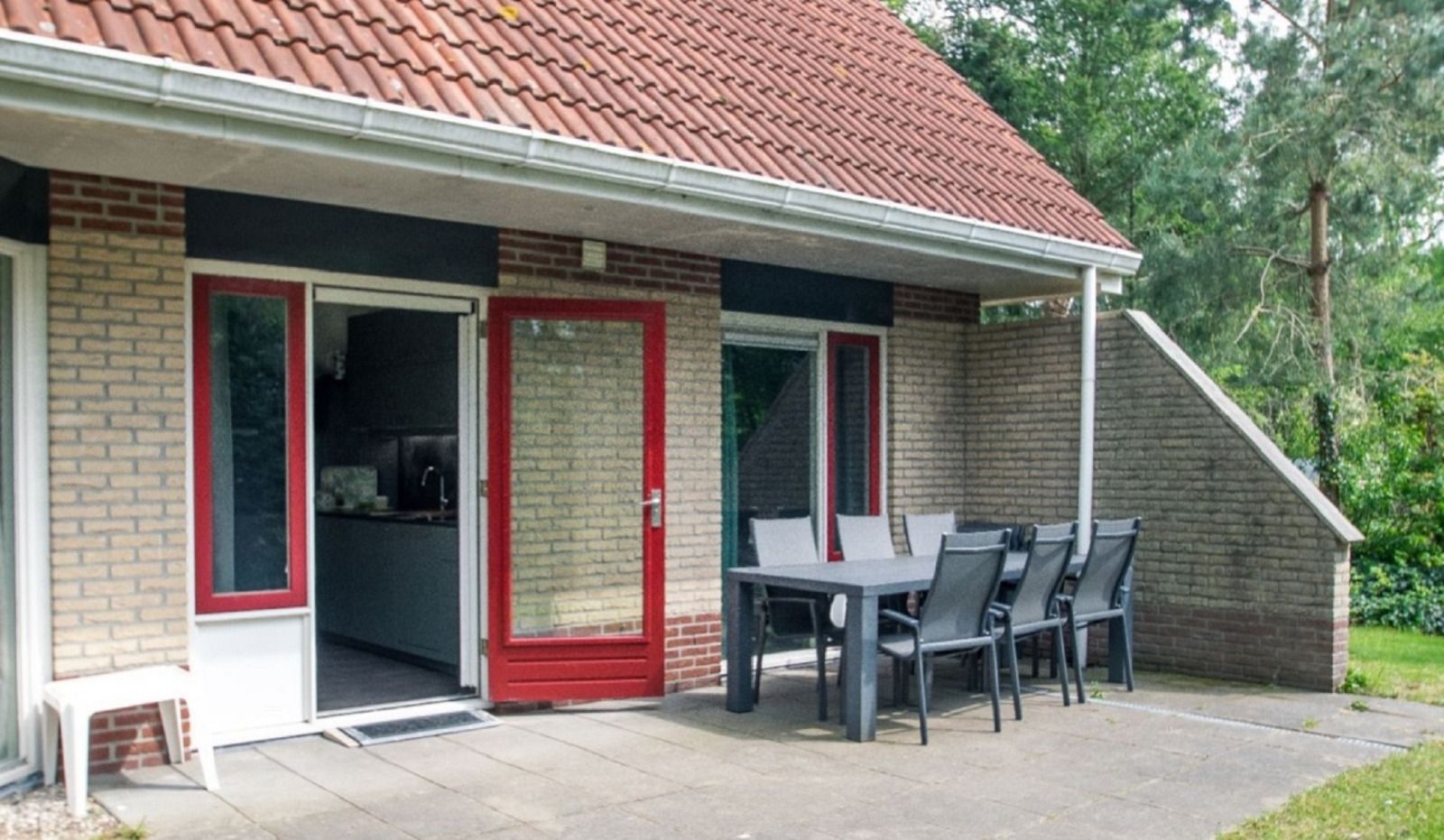 Bright living room with view in OV675 vacation home, Lemele, Vechtstreek, Overijssel.