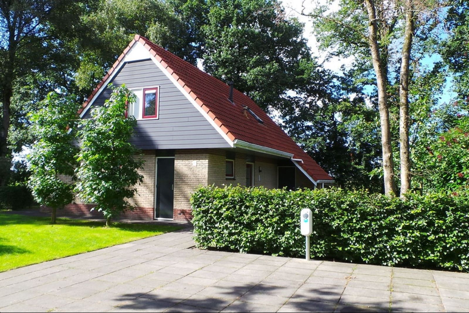 Ferienhaus OV676 in Lemele, Overijssel, umgeben von viel Gruen und einer sonnigen Terrasse.