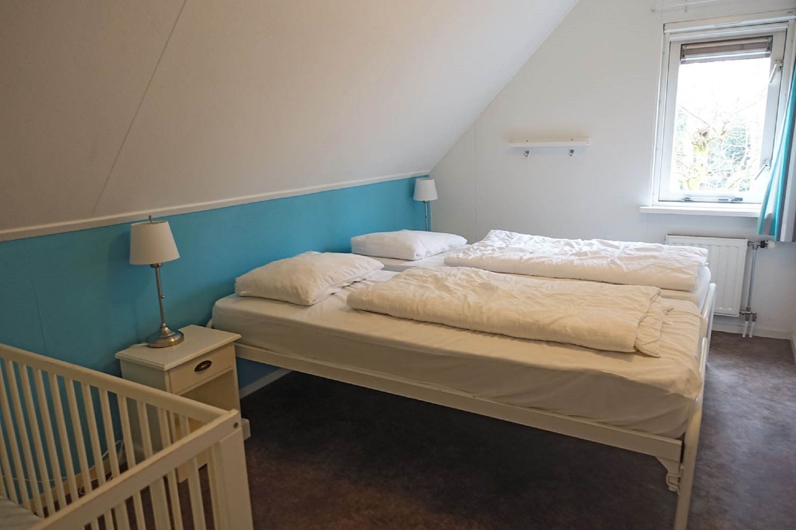 Modernes Badezimmer im Ferienhaus OV676 in Lemele, Overijssel, mit Dusche und Toilette.