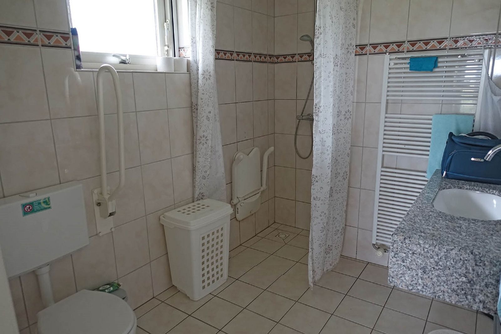 Essecke im Ferienhaus OV676 in Lemele, Vechtstreek, mit Holztisch und stimmungsvoller Beleuchtung.