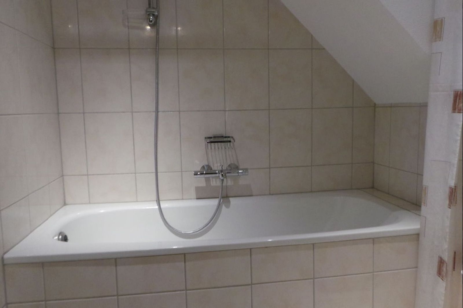 Seitenansicht des Ferienhauses OV676 in Lemele, Overijssel, mit Garten und Sitzgelegenheit.