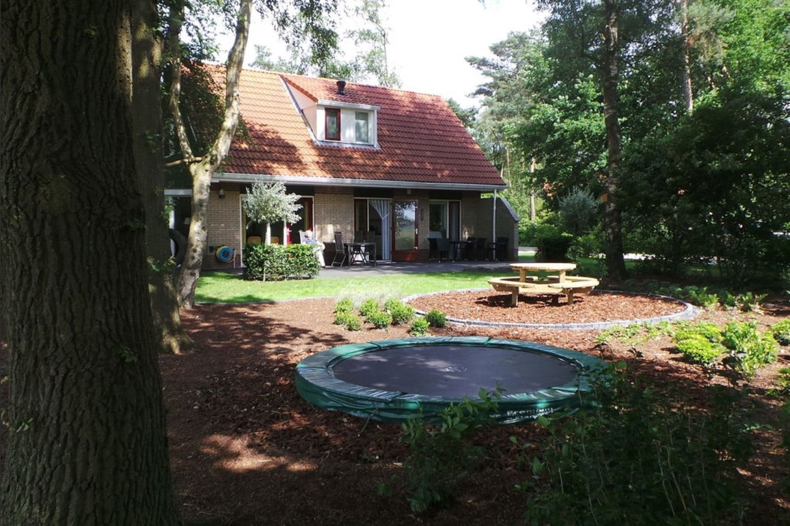Spielplatz im Ferienhaus OV676 in Lemele, Vechtgegend, umgeben von Gruenflaechen.