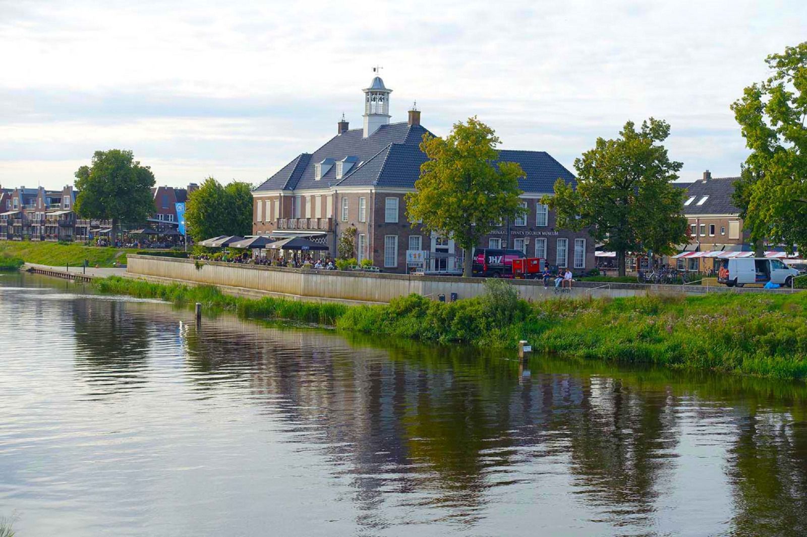 Fluss und Gebaeude in der Naehe des Ferienhauses OV676 in Lemele, Overijssel, mit Terrassen.