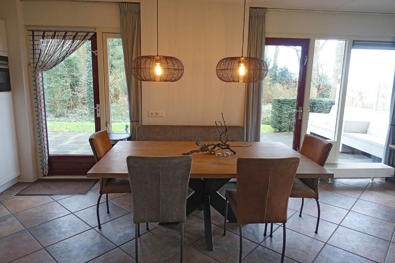 Schwaene in der Naehe des Ferienhauses OV676 in Lemele, Vechtgegend, mit Wasserlandschaft.