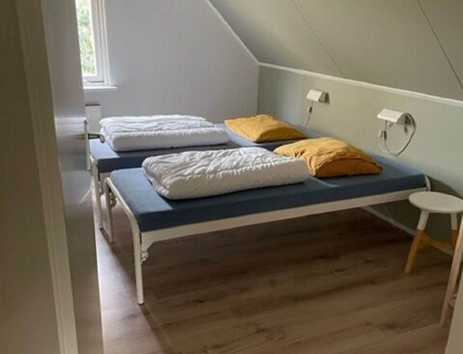 Slaapkamer met twee bedden in OV677 vakantiehuis, Lemele, Overijssel.