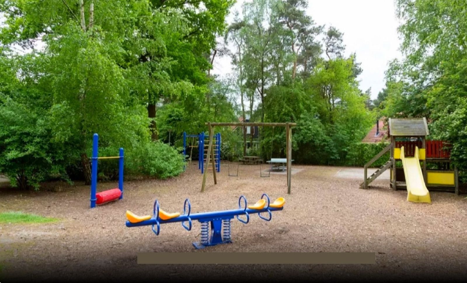 Lichte woonkamer met grote ramen in vakantiehuis OV677, Lemele, Overijssel.