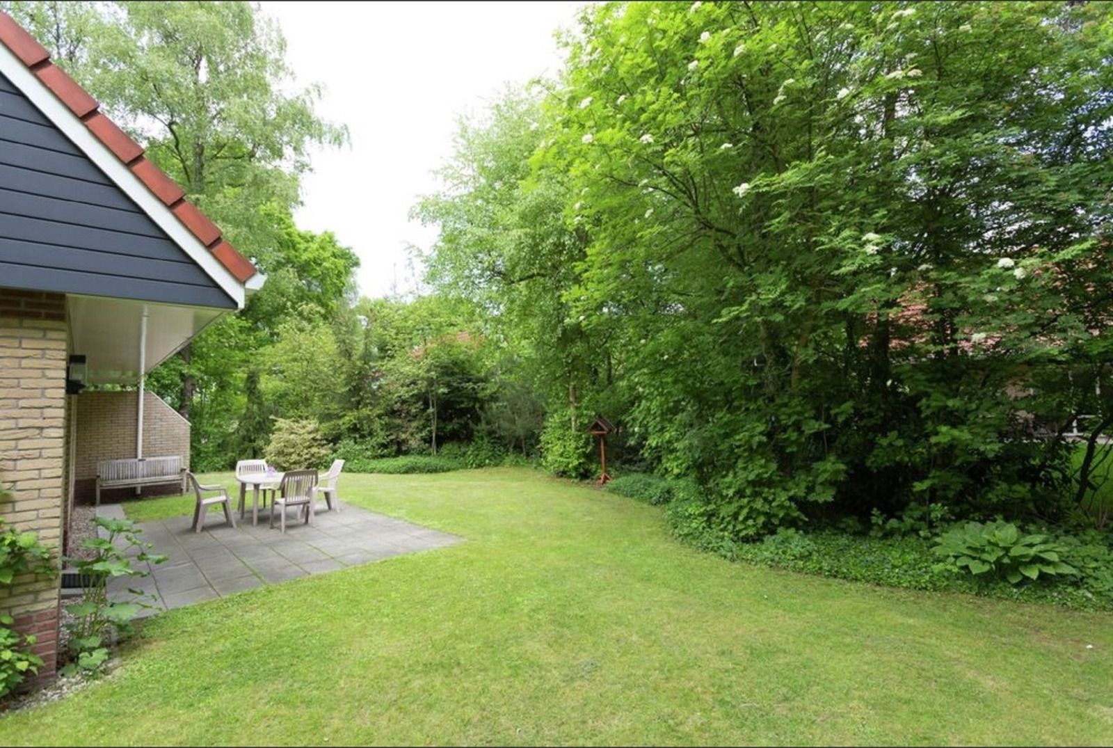 Terras met zitgelegenheid bij OV677 vakantiehuis, Lemele, Vechtstreek.