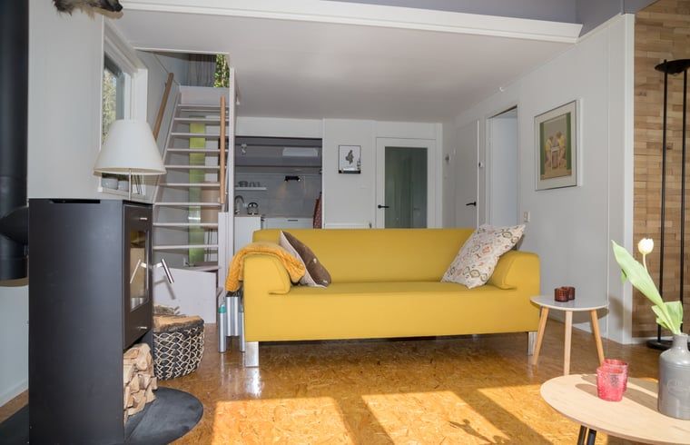 Stijlvolle binnenruimte in Vakantiehuisje in Stegeren, perfect voor een gezellige avond in Overijssel.