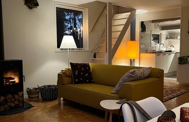 Sfeervolle avondverlichting in de woonkamer van Vakantiehuisje in Stegeren, Vechtstreek.