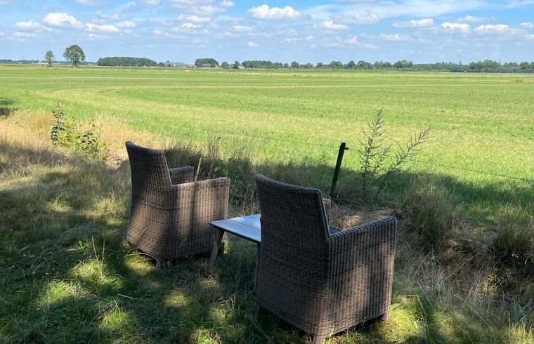 Rustige zitplek bij Vakantiehuisje in Stegeren met uitzicht op de weidse natuur van de Vechtstreek.