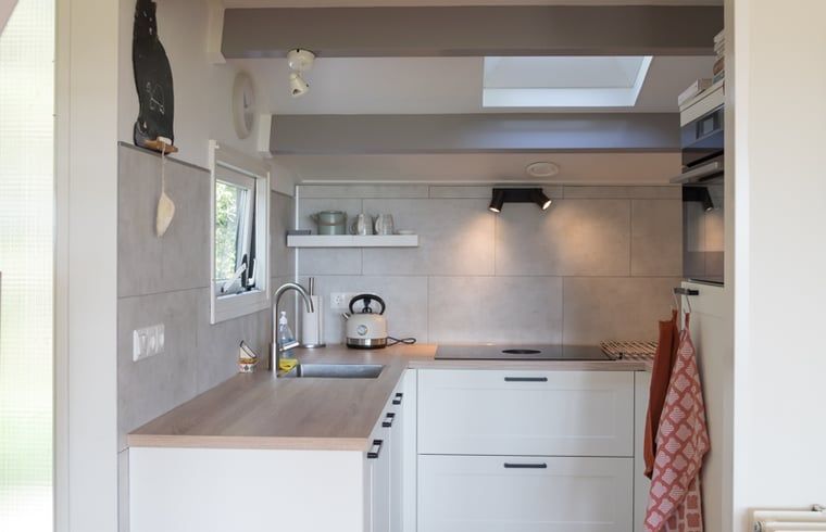 Stijlvolle keukeninrichting in Vakantiehuisje in Stegeren, ideaal voor een comfortabel verblijf in Overijssel.