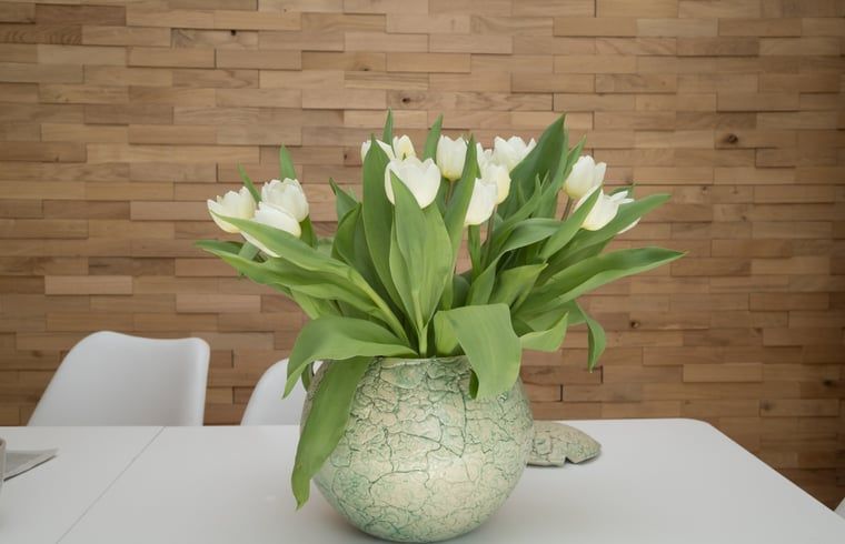 Frisse tulpen in de eetkamer van Vakantiehuisje in Stegeren, Overijssel.