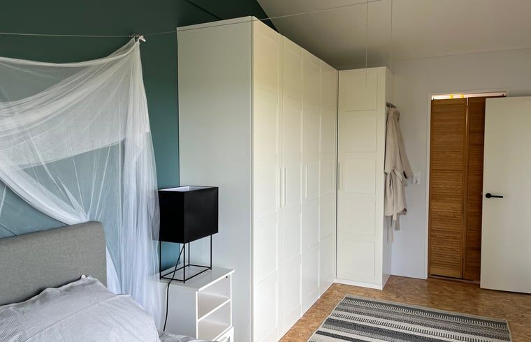 Ruime slaapkamer met opbergruimte in Vakantiehuisje in Stegeren, Overijssel.