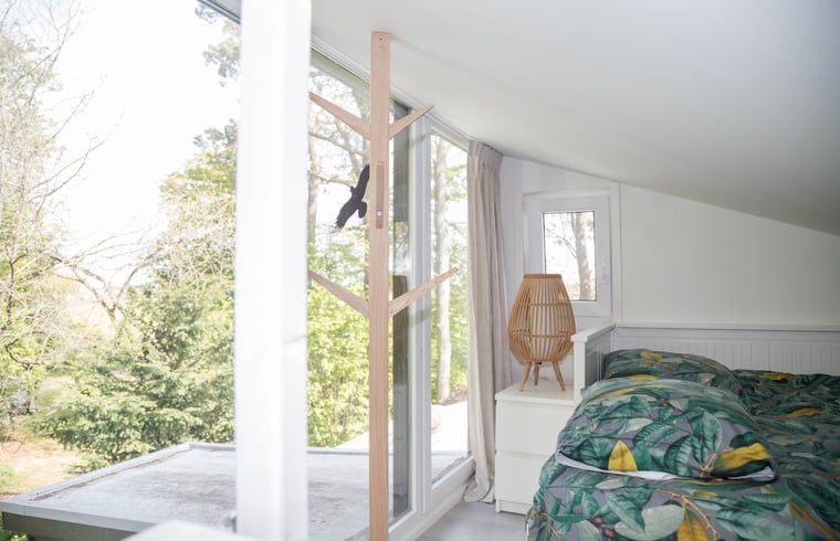 Lichte zolderkamer in Vakantiehuisje in Stegeren met uitzicht op de natuur van de Vechtstreek.
