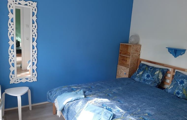 Moderne Kueche im Ferienhaus in Stegeren, Vechtstreek, Overijssel mit Mikrowelle und Kaffeemaschine.