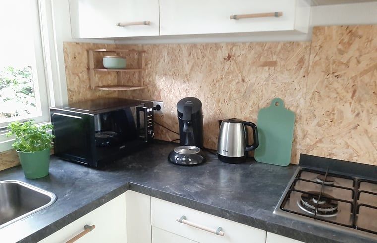 Moderne Kueche im Ferienhaus in Stegeren, Vechtstreek, Overijssel mit Blick auf die gruene Umgebung.