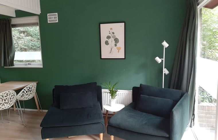 Gemuetliches Schlafzimmer im Ferienhaus in Stegeren, Vechtstreek, Overijssel mit Holzinterieur und bequemen Betten.