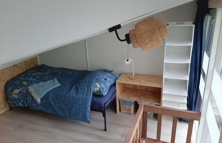 Attraktives Schlafzimmer im Ferienhaus in Stegeren, Vechtstreek, Overijssel mit bequemem Bett und Blick auf die Natur.