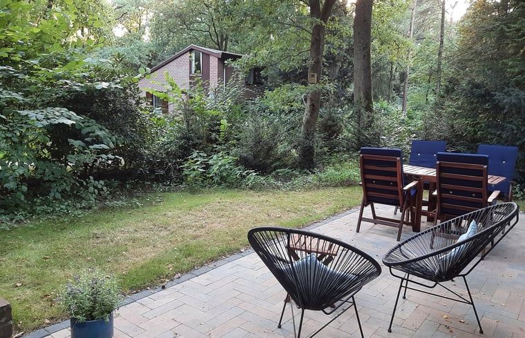 Geniessen Sie die Erholung im Ferienhaus in Stegeren, das in den ruhigen Waeldern der Region Vecht in Overijssel liegt.