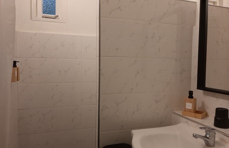 Gemuetlicher Innenbereich des Ferienhauses in Stegeren, in der Region Vecht, Overijssel, mit bequemen Sitzgelegenheiten und natuerlichem Licht.