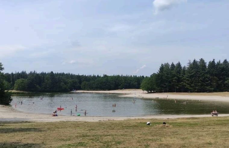 Geniessen Sie den ruhigen Sonnenuntergang im Ferienhaus in Stegeren, das in der schoenen Landschaft von Vechtstreek, Overijssel liegt.