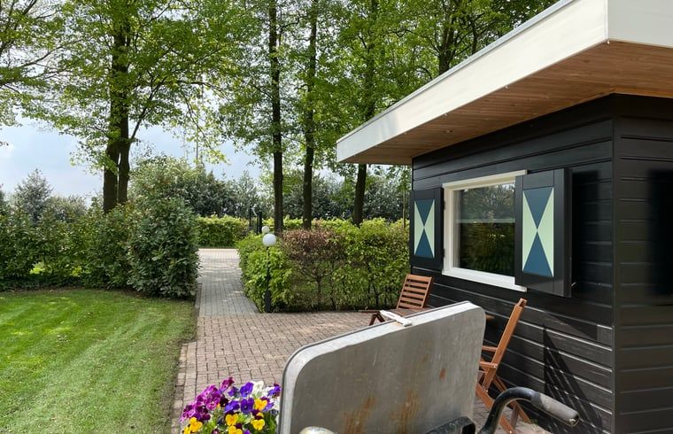 Buitenzijde van Vakantiehuis in Bruchterveld, omgeven door groen in Vechtstreek, Overijssel.