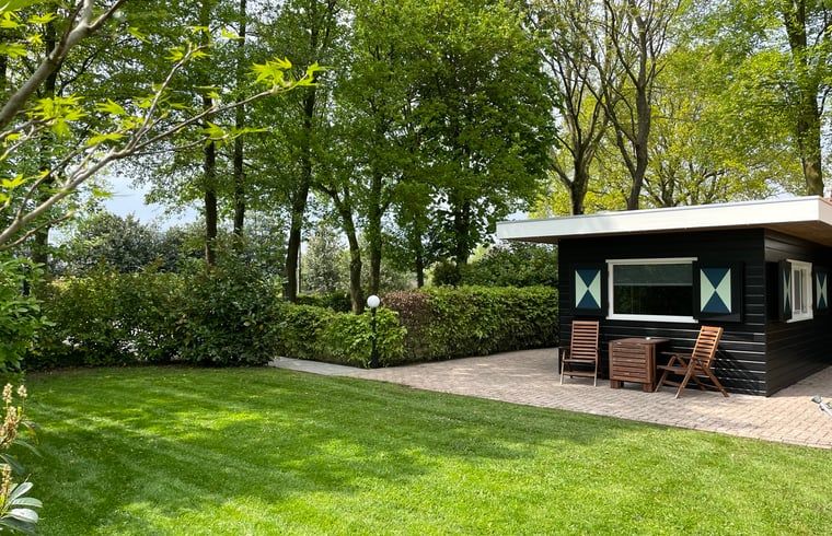 Zonnig terras bij Vakantiehuis in Bruchterveld, ideaal voor ontspanning in Vechtstreek, Overijssel.