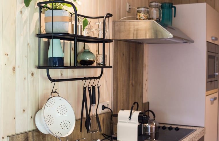 Moderne keukenaccessoires in Vakantiehuis in Bruchterveld, stijlvolle inrichting in Vechtstreek, Overijssel.