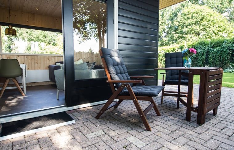 Comfortabel terrasmeubilair bij Vakantiehuis in Bruchterveld, genieten van de buitenlucht in Vechtstreek, Overijssel.