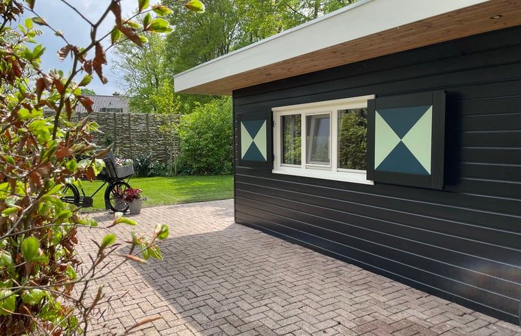 Zijaanzicht van Vakantiehuis in Bruchterveld, omgeven door natuur in Vechtstreek, Overijssel.