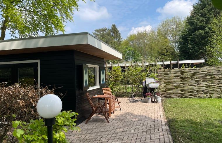 Terras met tuinmeubilair bij Vakantiehuis in Bruchterveld, ontspannen sfeer in Vechtstreek, Overijssel.