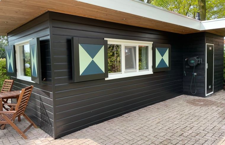 Zijmuur van Vakantiehuis in Bruchterveld, moderne architectuur in Vechtstreek, Overijssel.