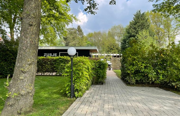 Lommerrijke tuin bij Vakantiehuis in Bruchterveld, perfecte plek voor ontspanning in Vechtstreek, Overijssel.