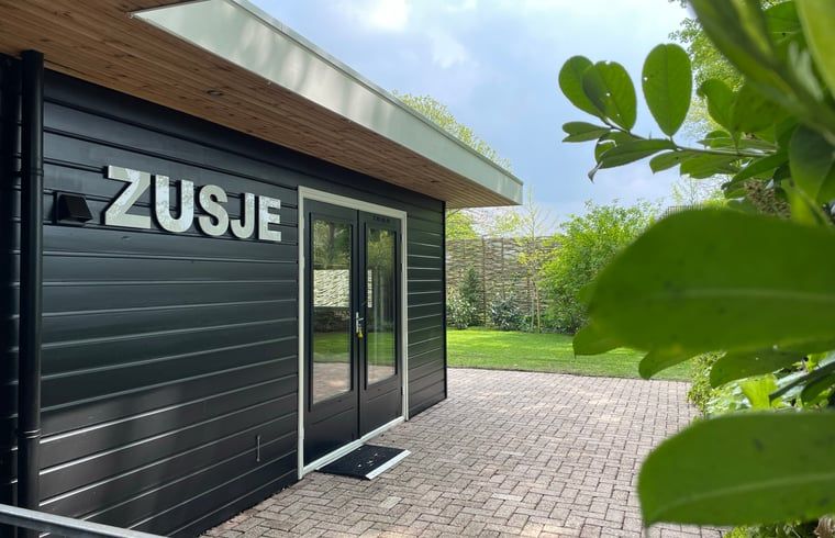 Ingang met groene omgeving bij Vakantiehuis in Bruchterveld, gastvrij welkom in Vechtstreek, Overijssel.