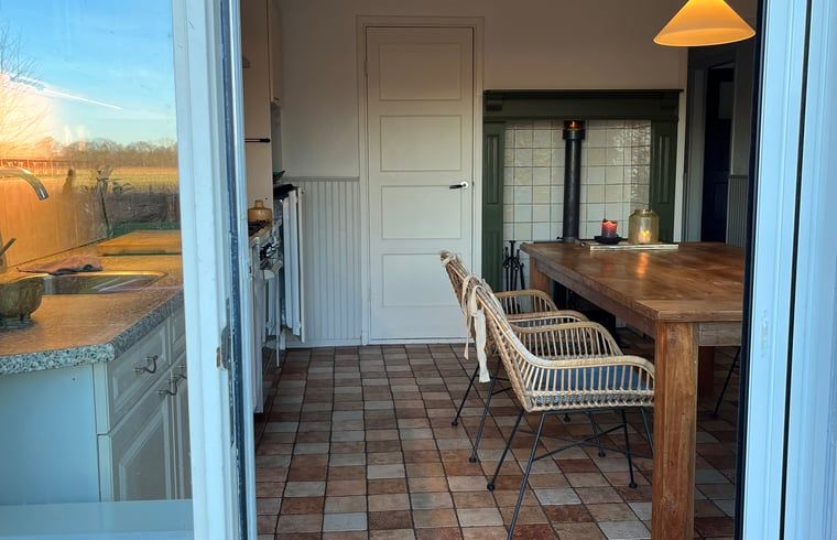 Gezellige eetruimte in Vakantiehuisje in Den Velde, Overijssel, met uitzicht op de Vechtstreek en een warme, landelijke sfeer.