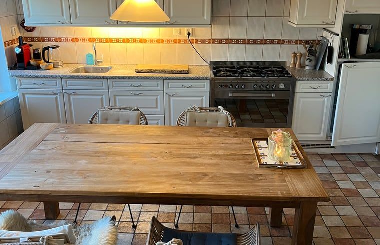 Gezellige keuken in Vakantiehuisje in Den Velde, Vechtstreek, Overijssel met houten eettafel en ruime kookfaciliteiten.
