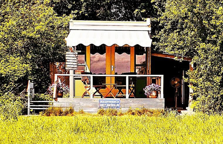 Vakantiehuisje in Dedemsvaart met bloemenrijke veranda, ideaal voor ontspanning in Overijssel.