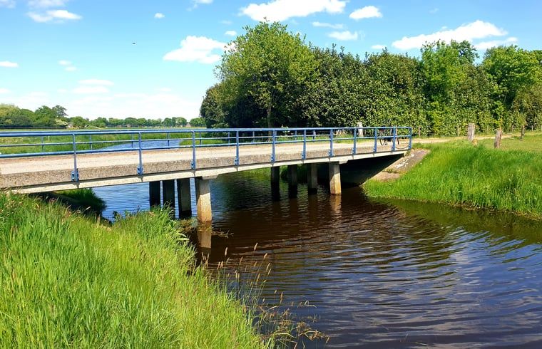 Brug over de rivier nabij Huisje in Dedemsvaart, een serene locatie in Overijssel.