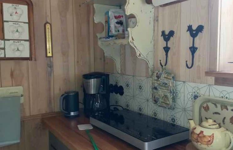 Knusse keukenhoek in vakantiehuis in Brucht, Vechtstreek, Overijssel met landelijke details.