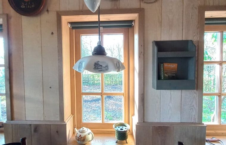 Eetkamer van vakantiehuis in Brucht, Vechtstreek, Overijssel met sfeervolle verlichting.