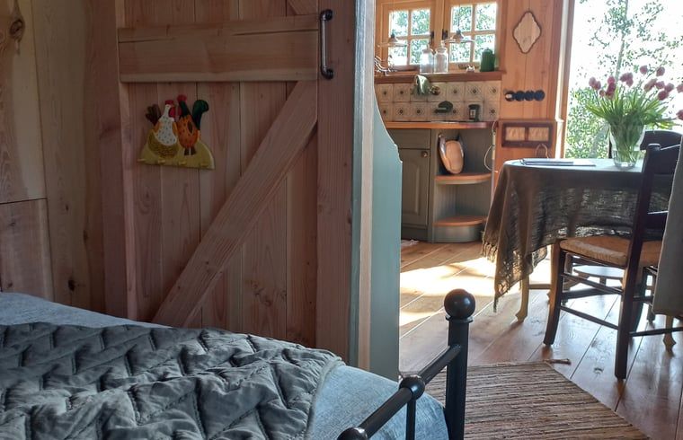 Slaapkamer in vakantiehuis in Brucht, Vechtstreek, Overijssel met landelijke decoratie.